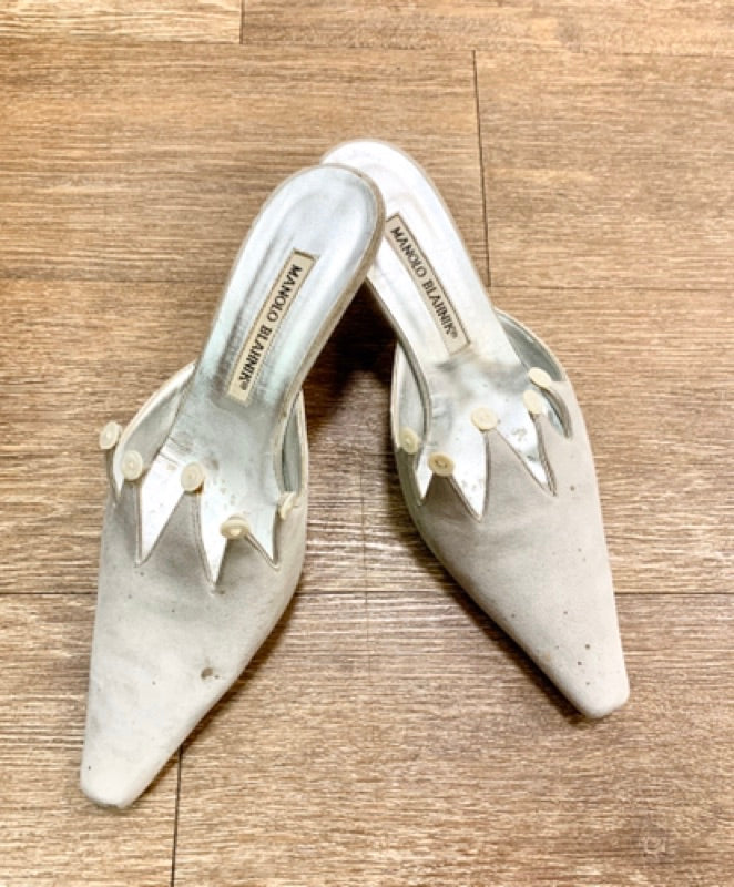 MANOLO BLAHNIK 鈕扣造型尖頭鞋 37號