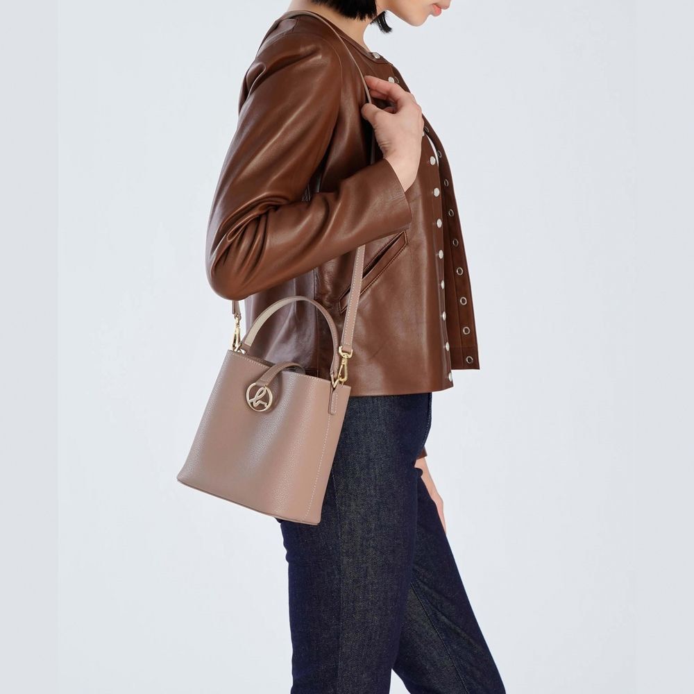 99近新品❗️ ❗️ ❗️ AGNES B. 卡其色 鏤空 B LOGO 牛皮 兩用 水桶包 保證正品