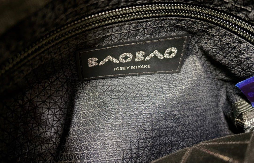 99近新品❗️ ❗️ ❗️ ISSEY MIYAKE BAO BAO 三宅一生 7*7 灰黑 幾何包 保證正品