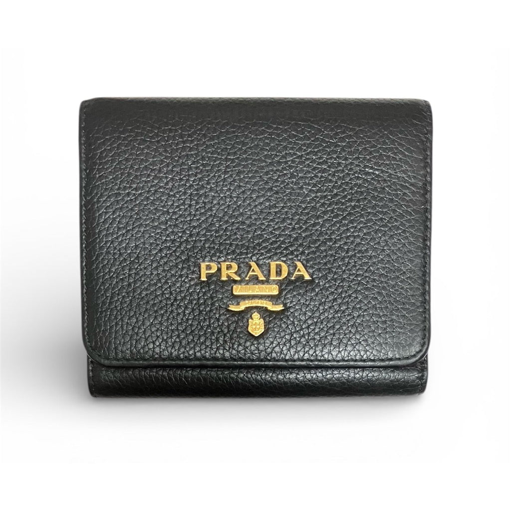 PRADA 黑色 浮雕Logo 荔枝皮革暗釦三折短夾 保證正品