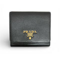 PRADA 黑色 浮雕Logo 荔枝皮革暗釦三折短夾 保證正品