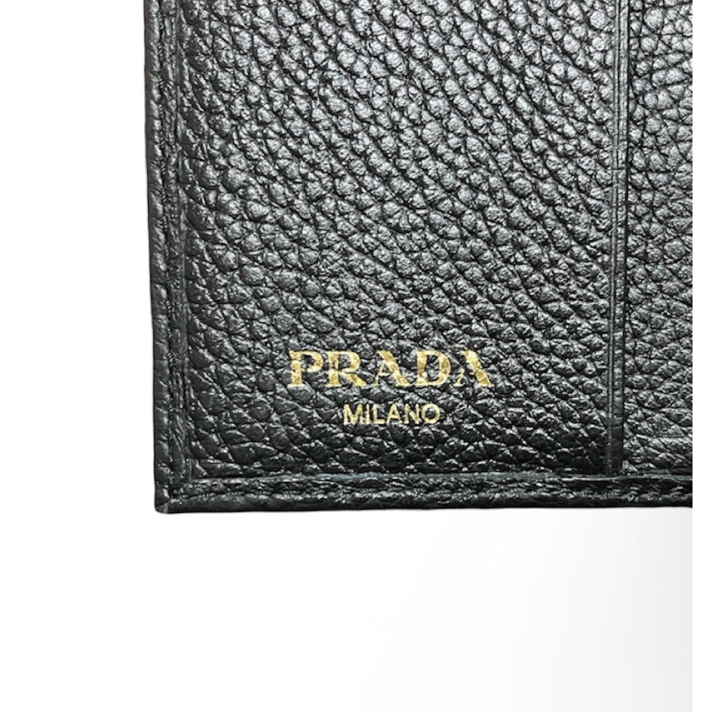 PRADA 黑色 浮雕Logo 荔枝皮革暗釦三折短夾 保證正品