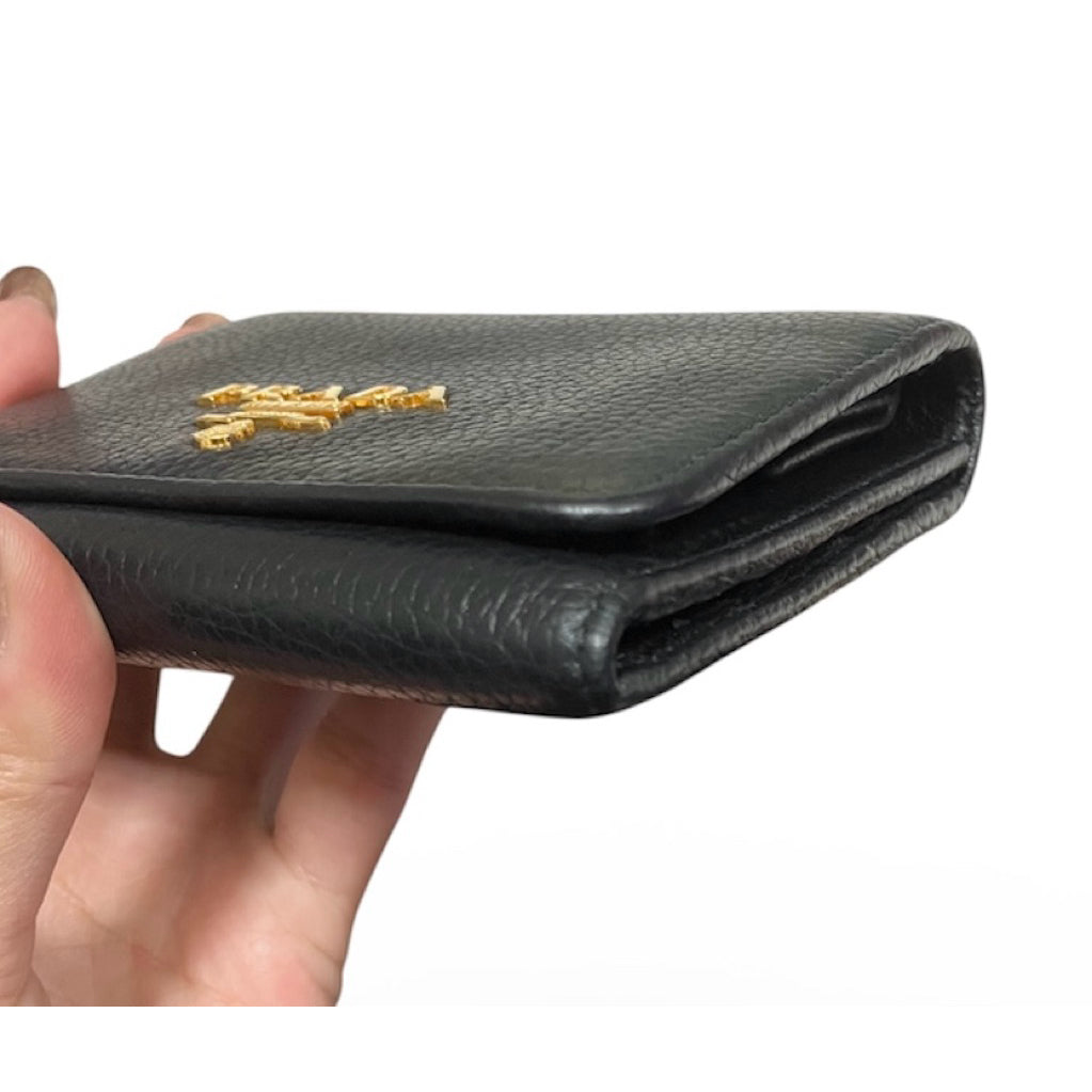 PRADA 黑色 浮雕Logo 荔枝皮革暗釦三折短夾 保證正品